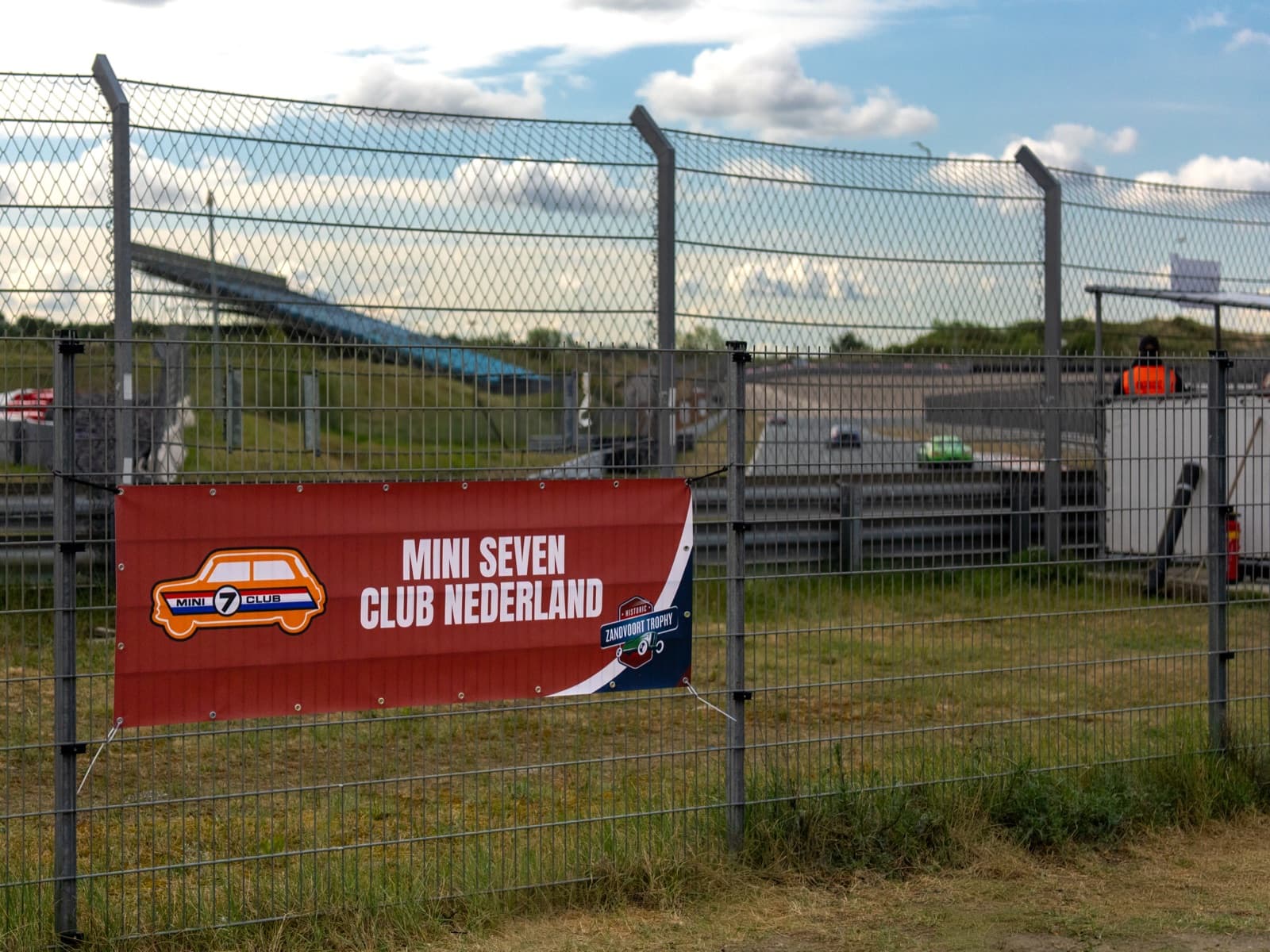 Spandoek voor de Mini Seven Club op Circuit Zandvoort