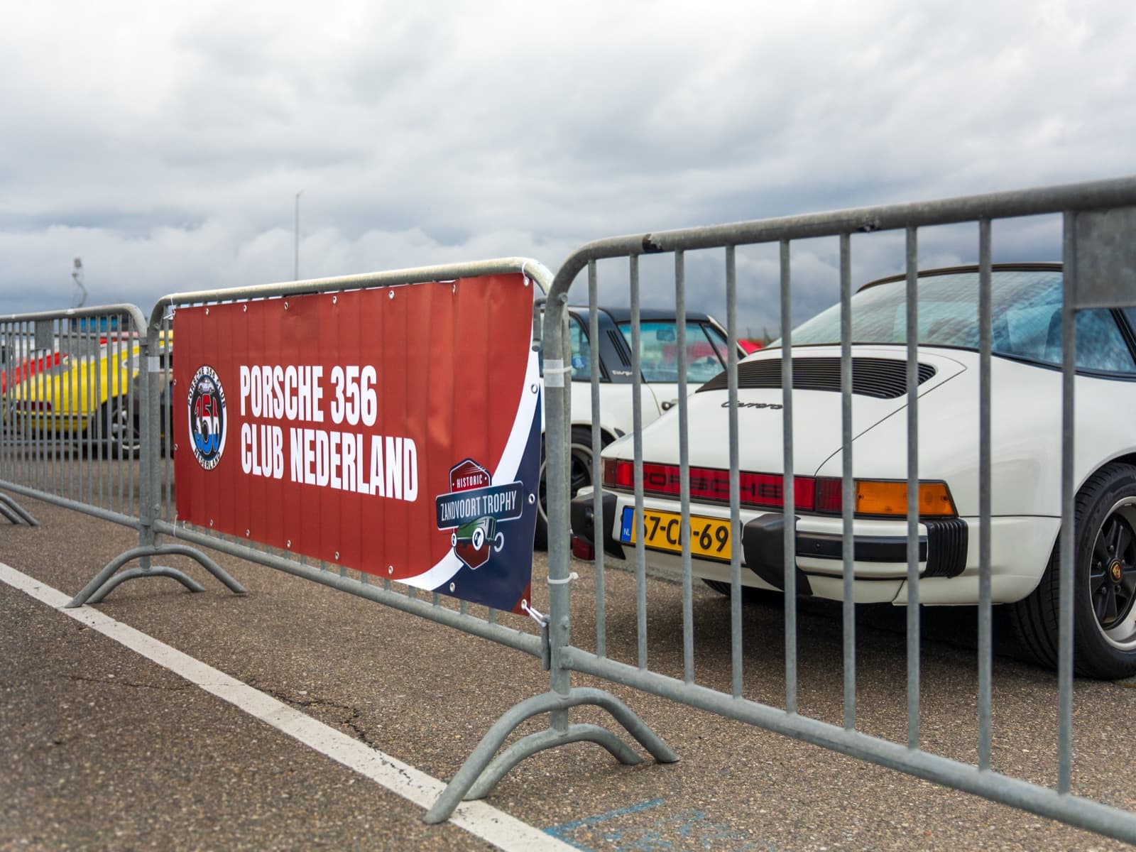 Dranghekdoeken voor de Porsche 356 Club langs het circuit