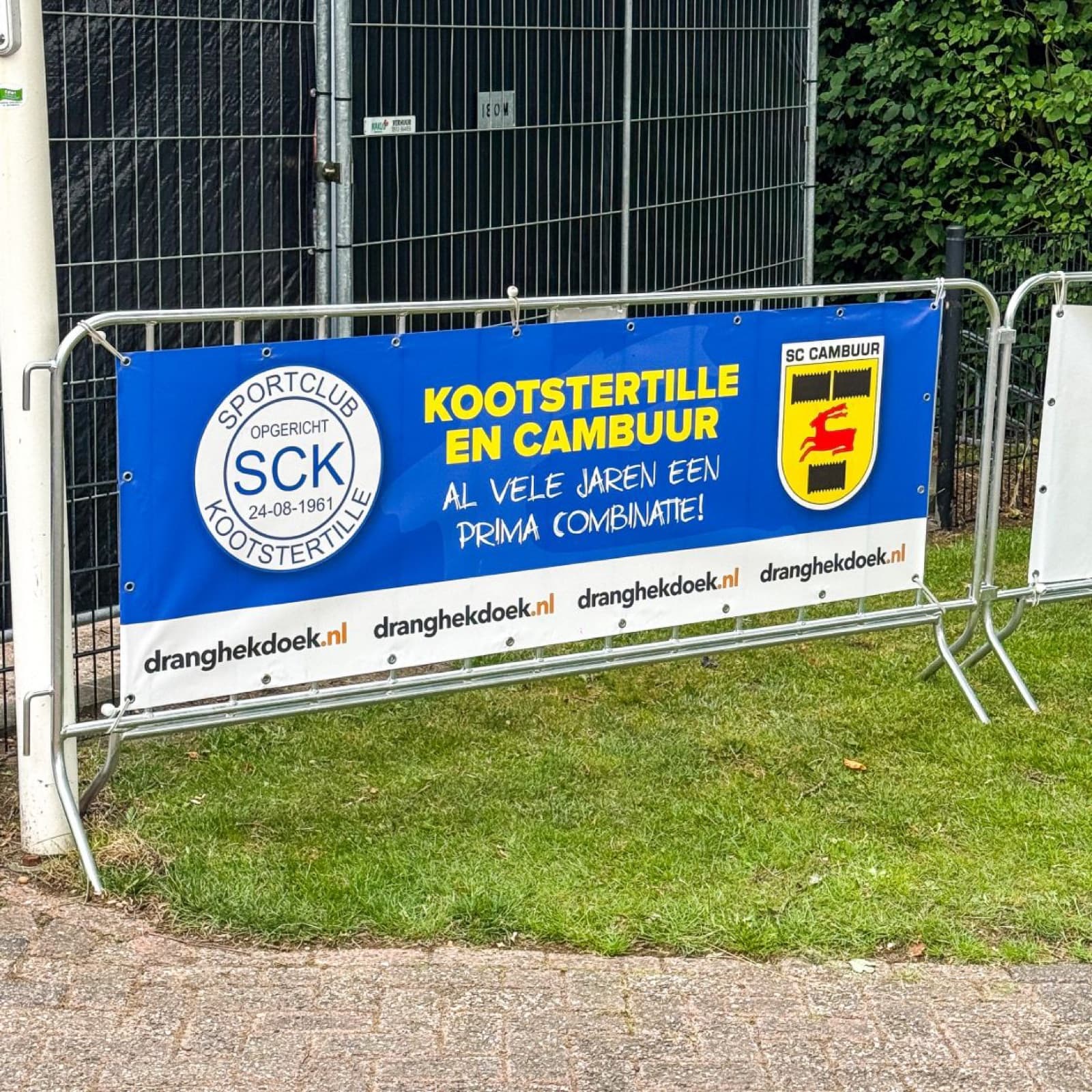Het geleverde dranghekdoek van SC Kootstertille en SC Cambuur op het sportpark