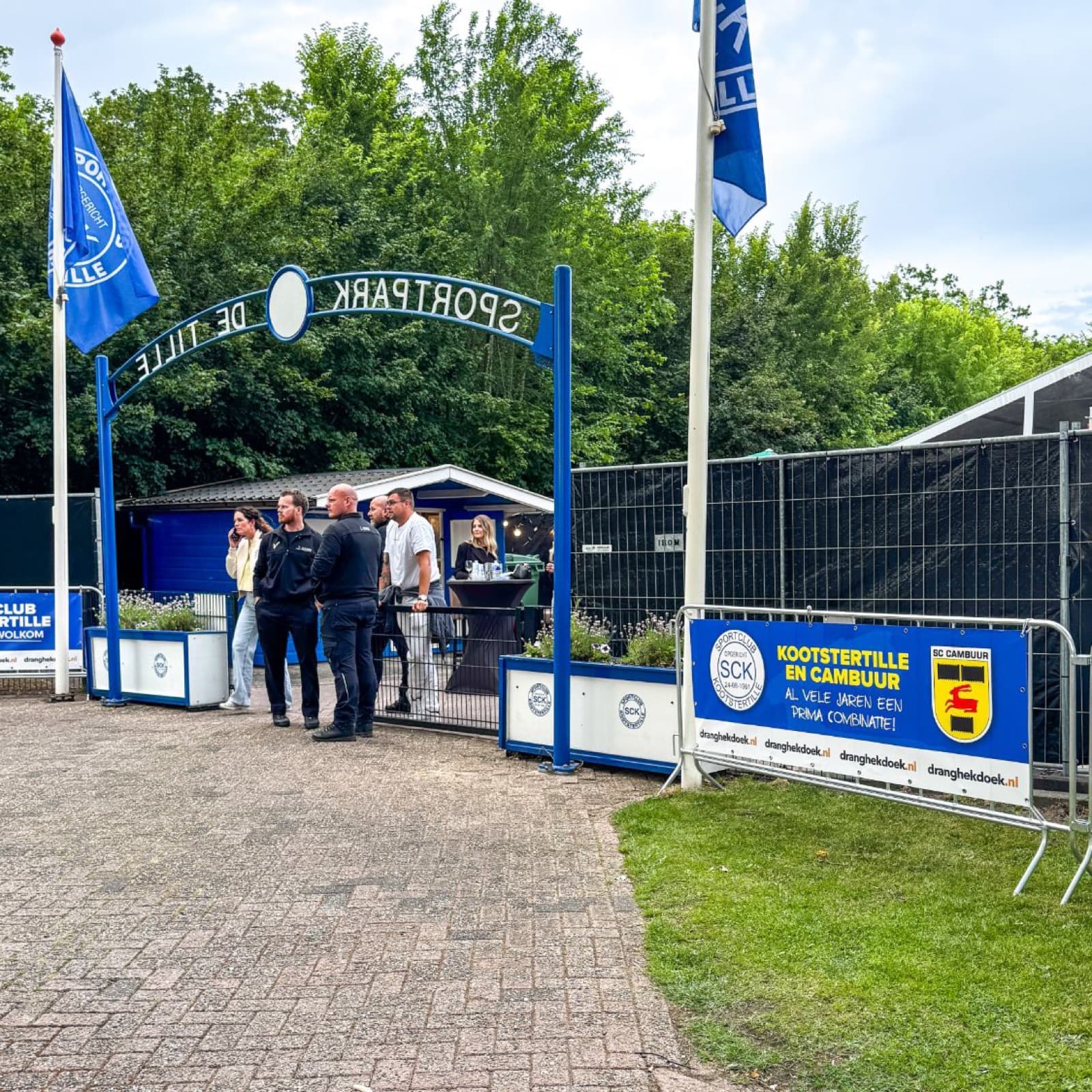 Dranghekdoek bij de ingang van Sportpark De Tille in Kootstertille