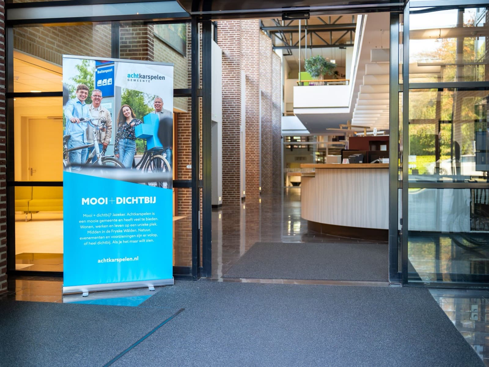 Roll-up banner Mooi + Dichtbij van gemeente Achtkarspelen bij de entree van het gemeentehuis