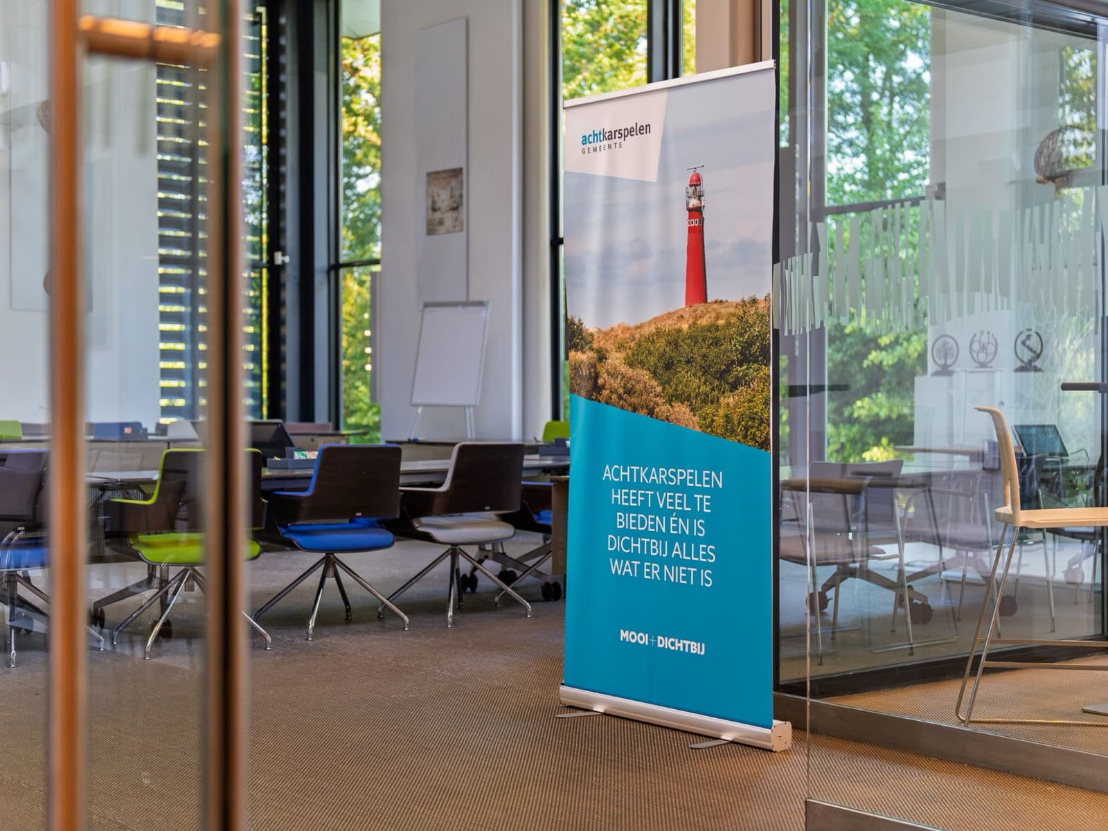 Roll-up banner van gemeente Achtkarspelen met de vuurtoren in een vergaderzaal