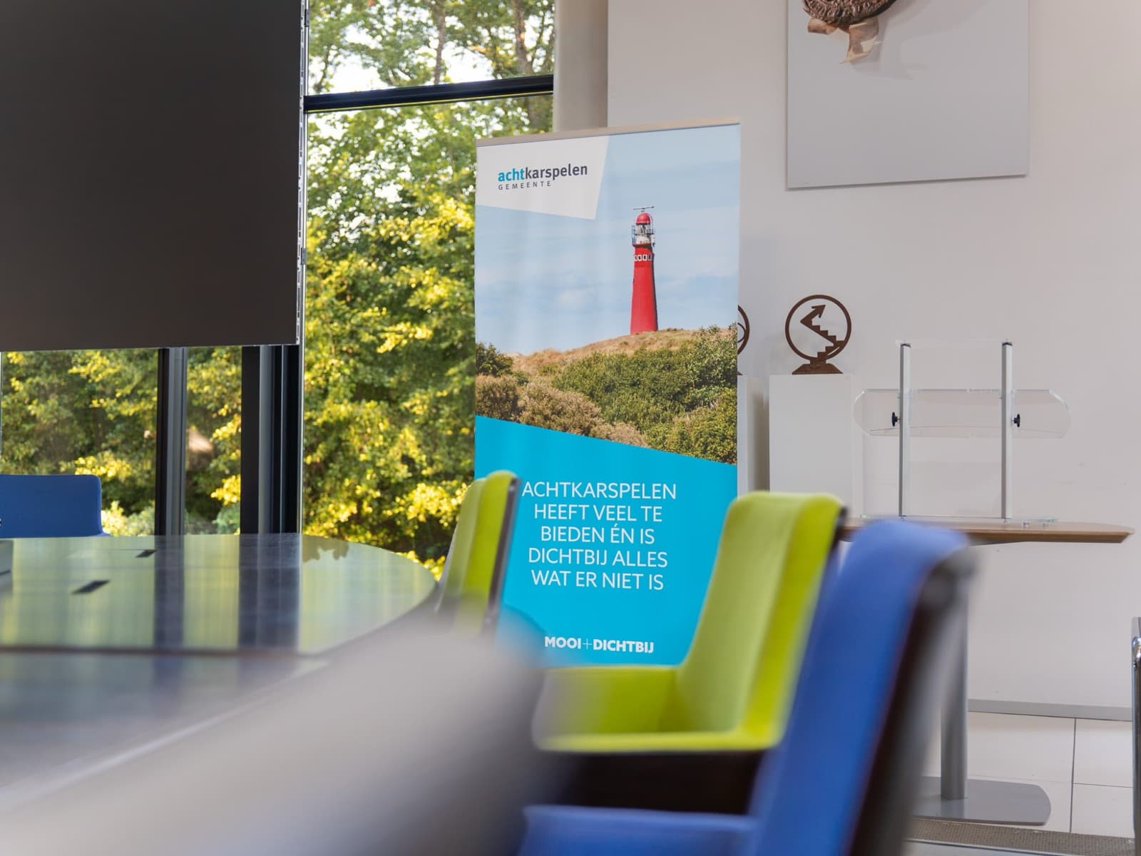 Roll-up banner van gemeente Achtkarspelen achter een vergadertafel