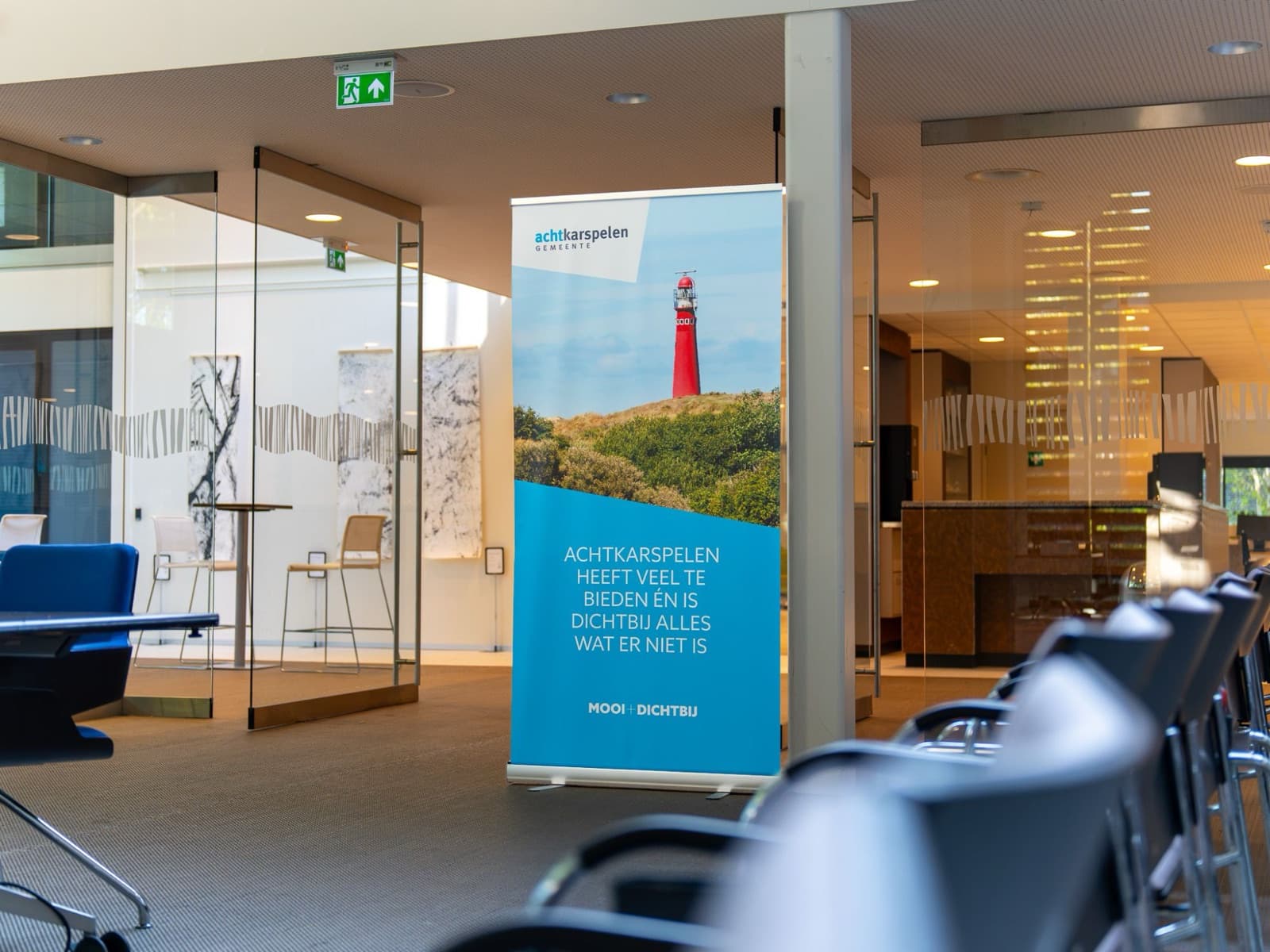 Roll-up banner van gemeente Achtkarspelen in de hal van het gemeentehuis