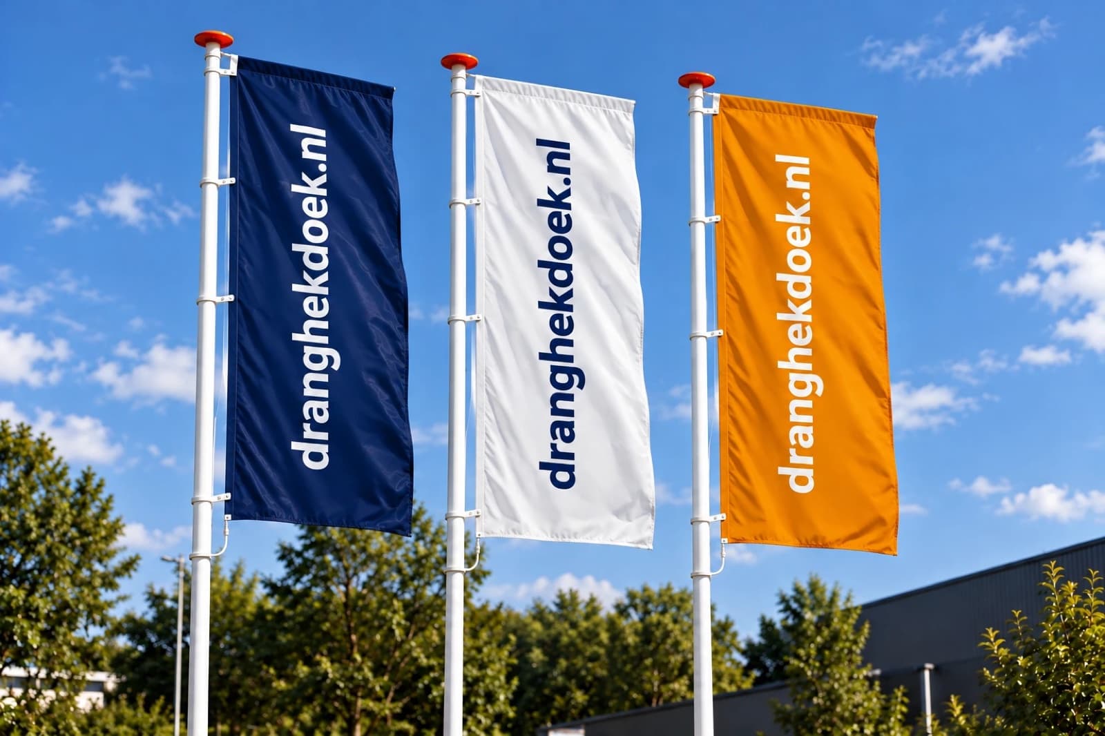 Drie bedrukte baniervlaggen in blauw, wit en oranje