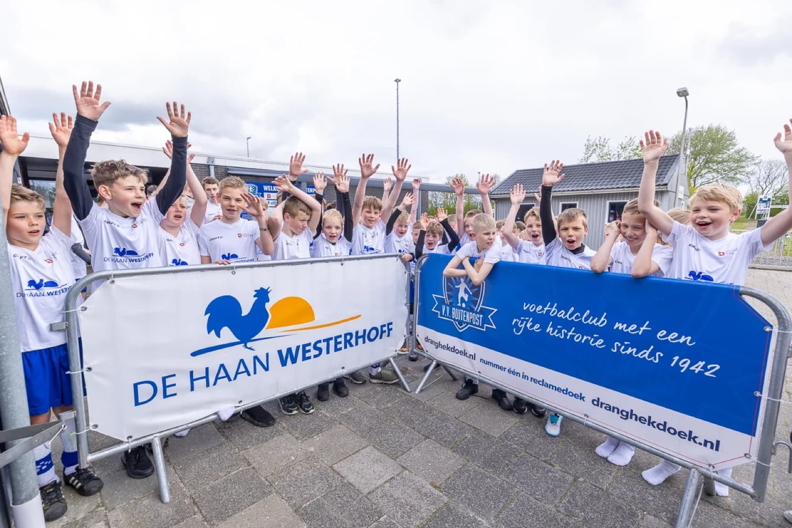 Dranghekdoeken van De Haan Westerhoff en VV Buitenpost bij een jeugdtoernooi