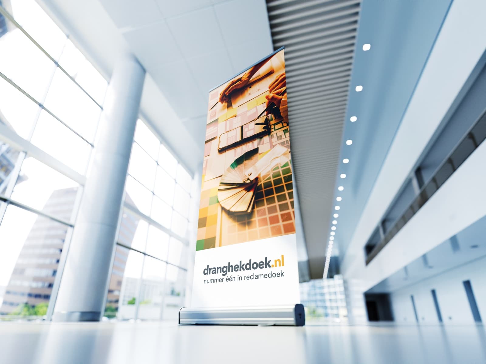Roll-up banner van Dranghekdoek.nl in een lichte hal