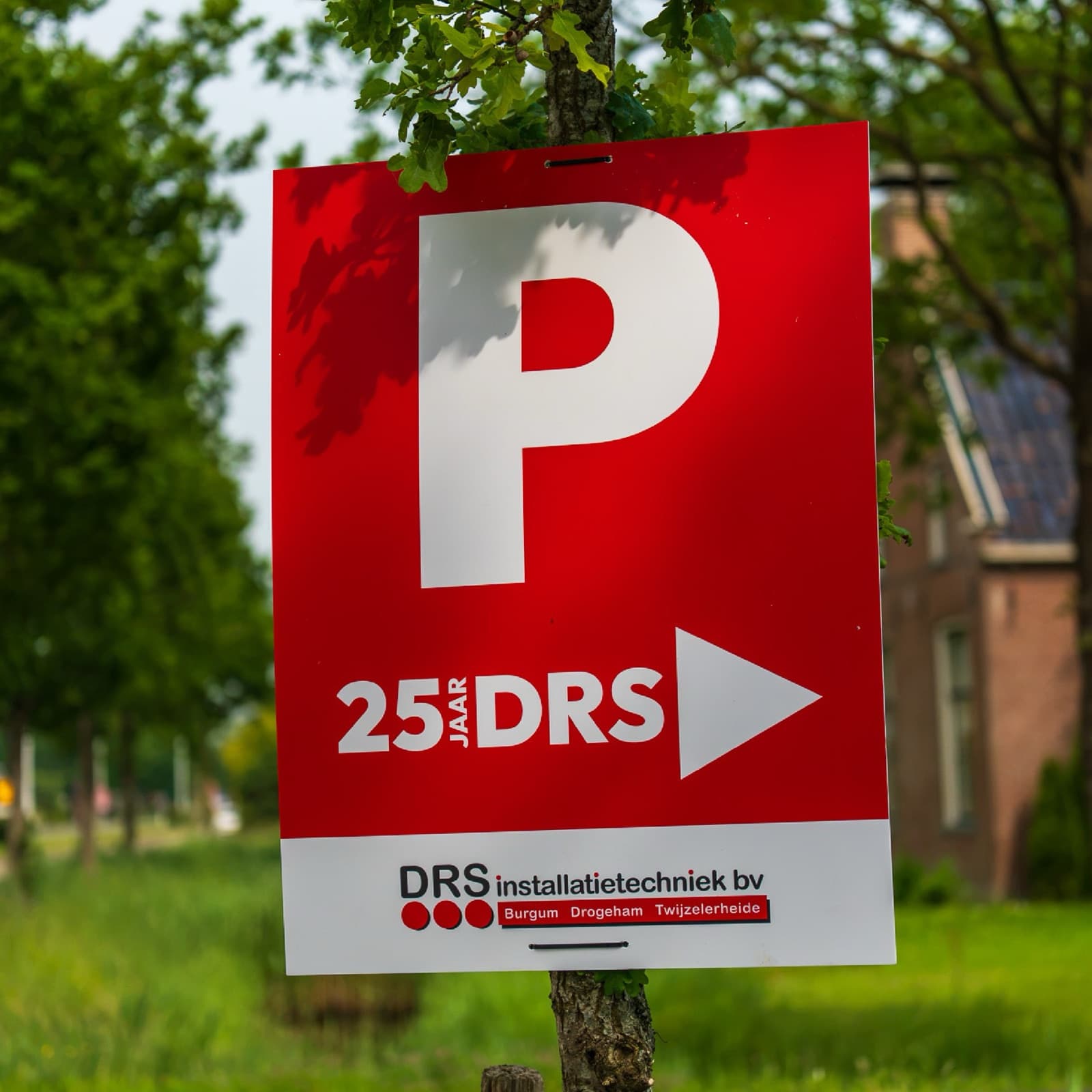 Parkeerbord 25 jaar DRS als bewegwijzering naar het feest