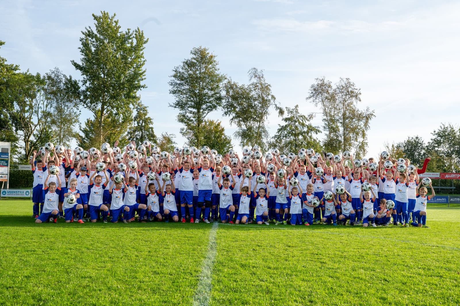 Groepsfoto van het voetbalkamp van Voetbalschool Veerkr88 met alle deelnemers