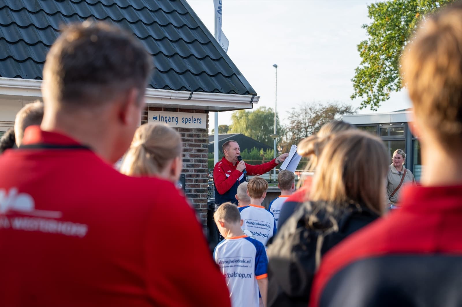 Opening van het voetbalkamp van Veerkr88 bij het clubhuis