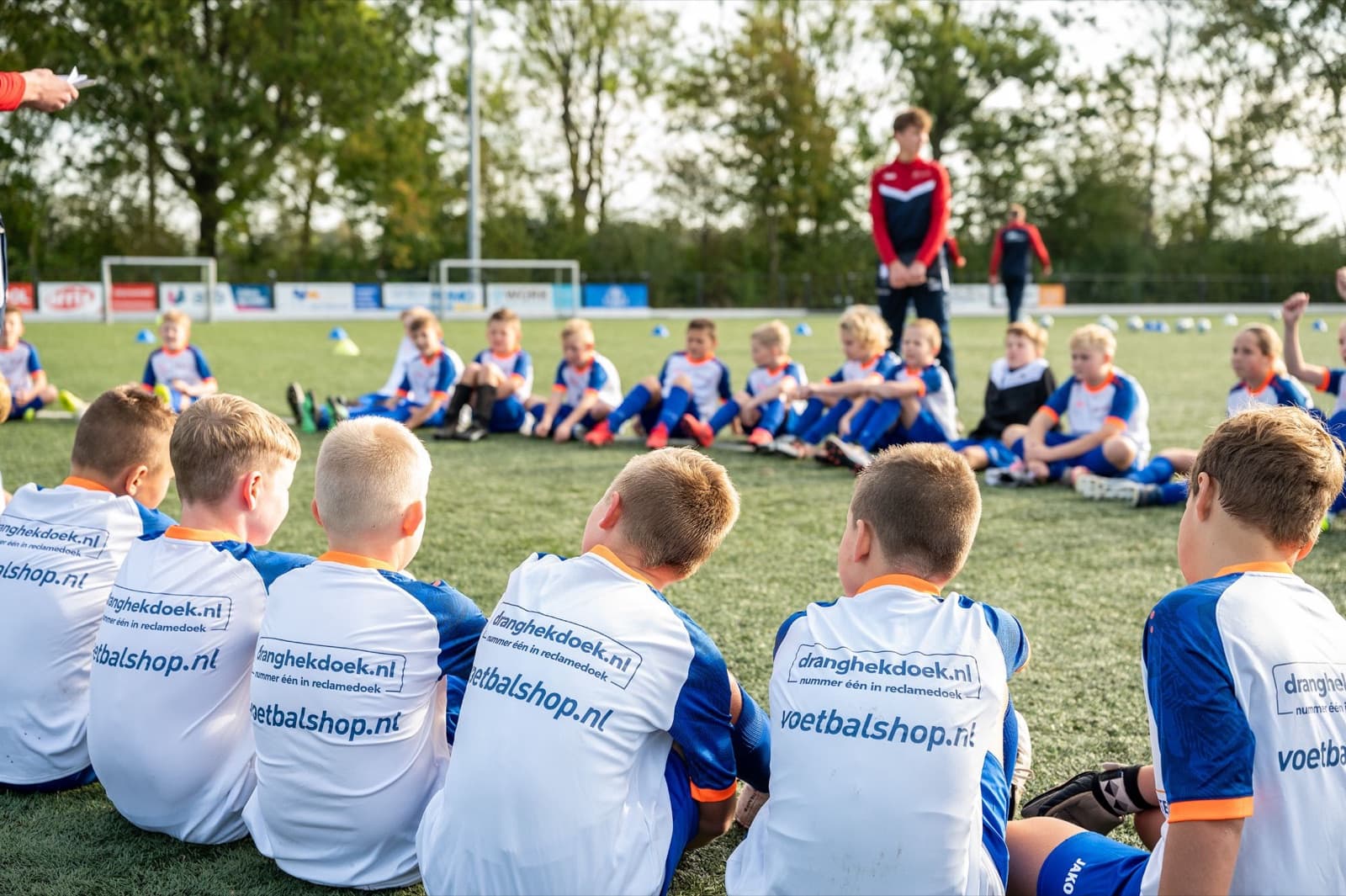 Jonge voetballers van Veerkr88 in shirts met de sponsornaam Dranghekdoek.nl