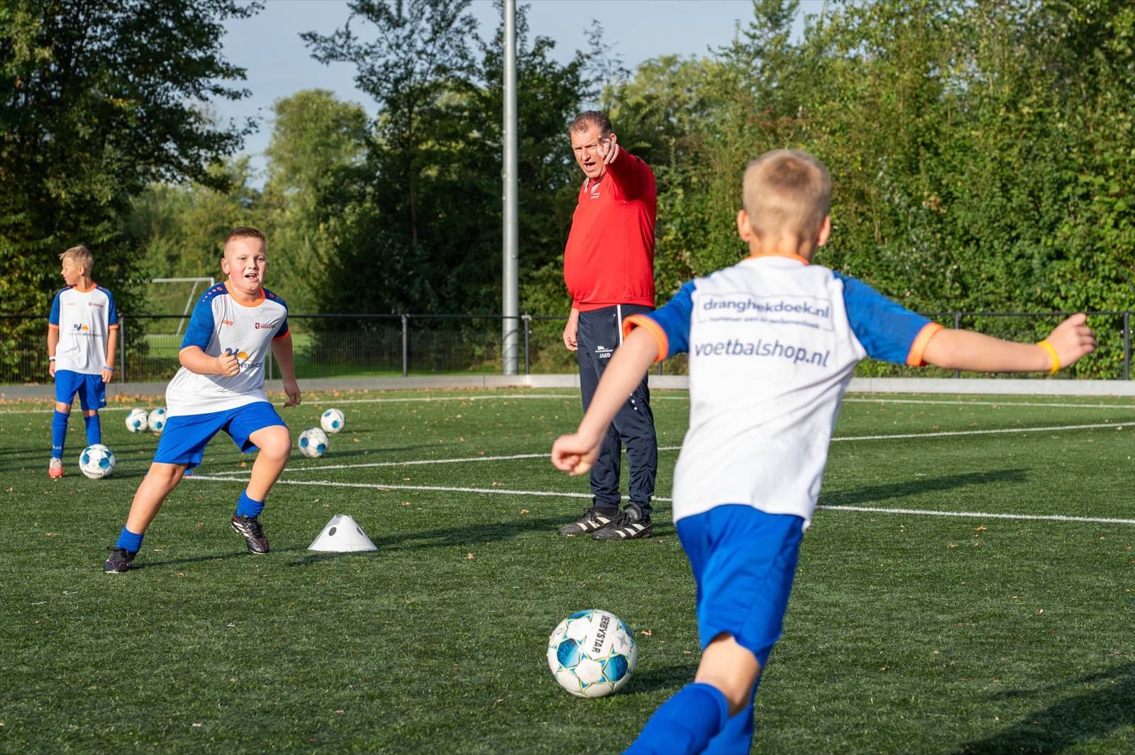Oefening tijdens een groepstraining van Voetbalschool Veerkr88
