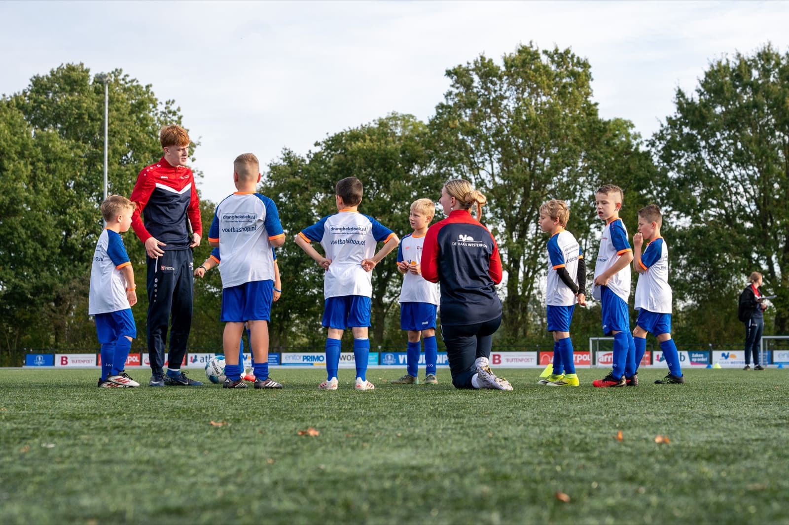 Trainers van Veerkr88 geven uitleg aan een groep jonge spelers