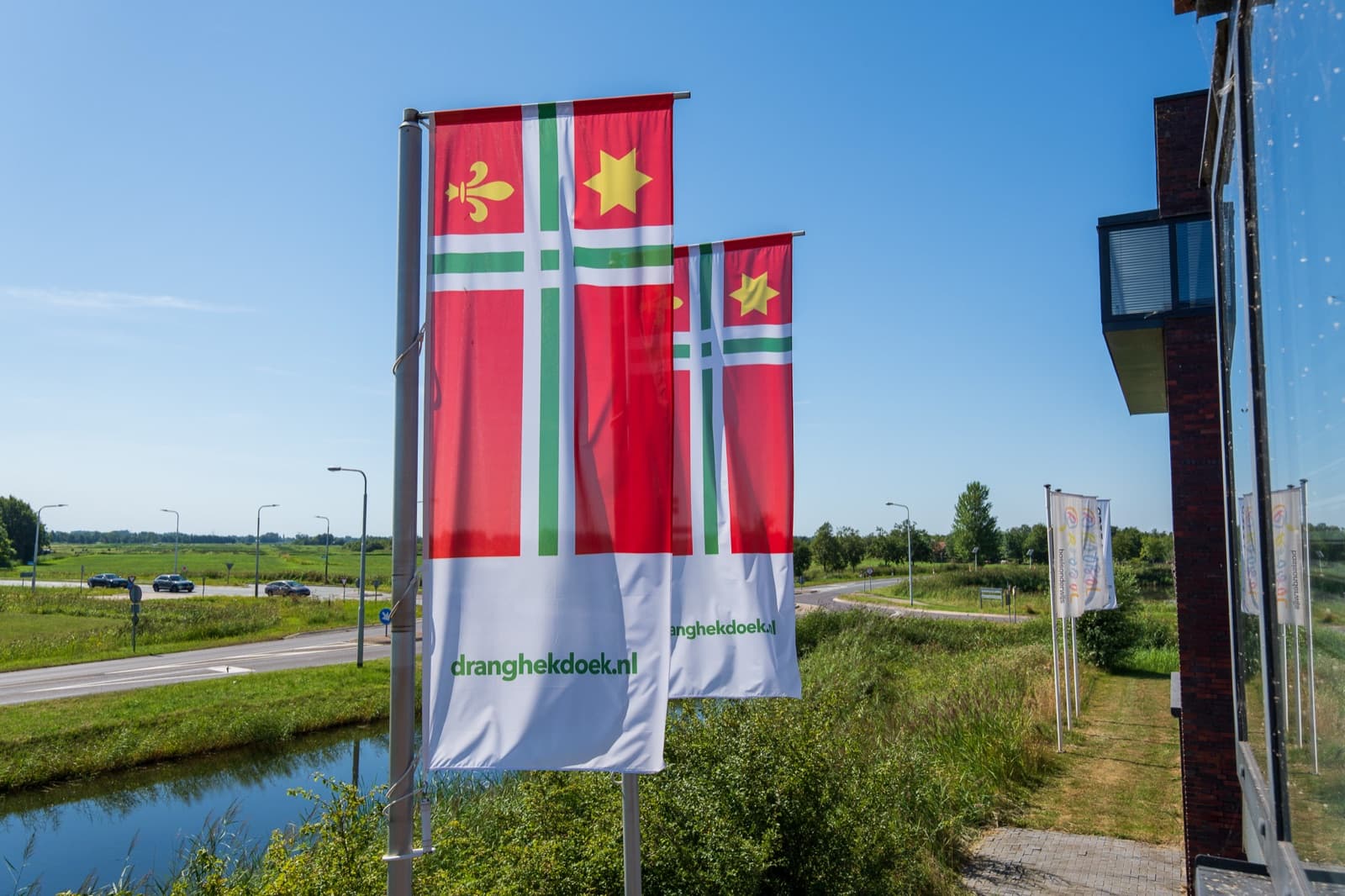 Dorpsvlag Buitenpost aan de mast bij het kantoor