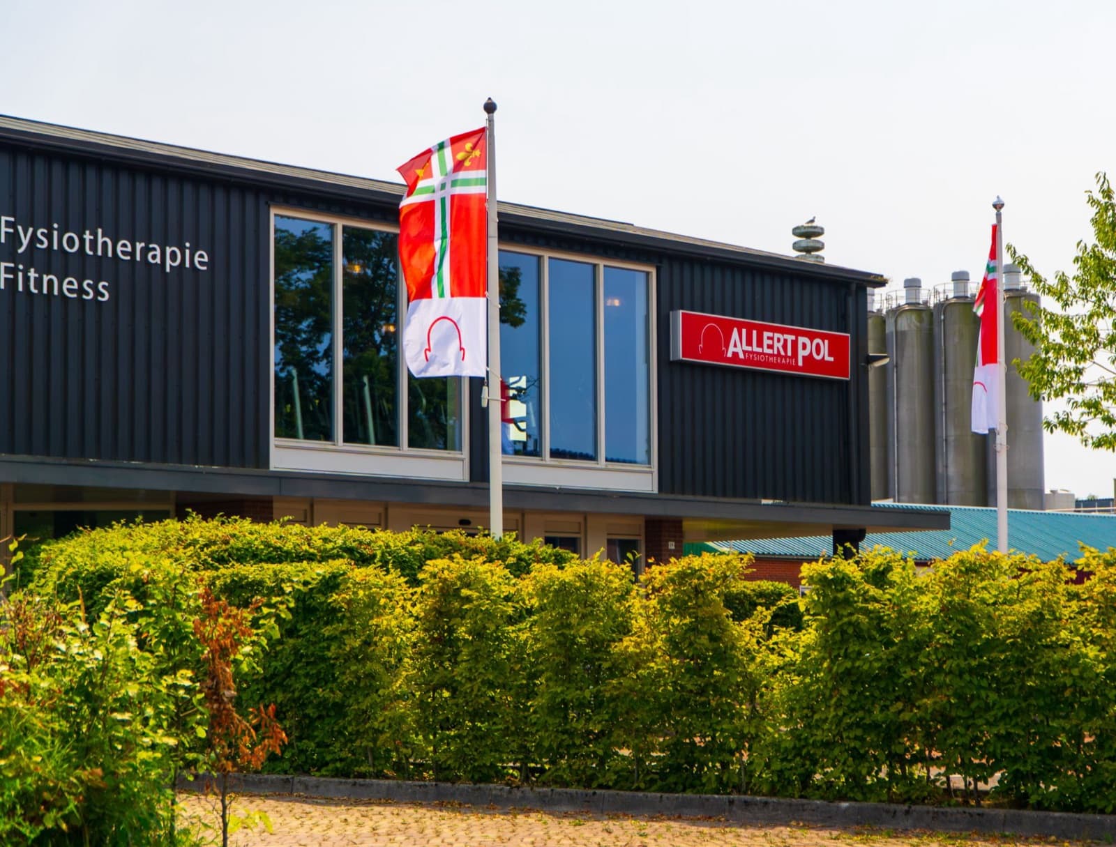 Baniervlag in de stijl van de Dorpsvlag Buitenpost met het logo van Allert Pol Fysiotherapie