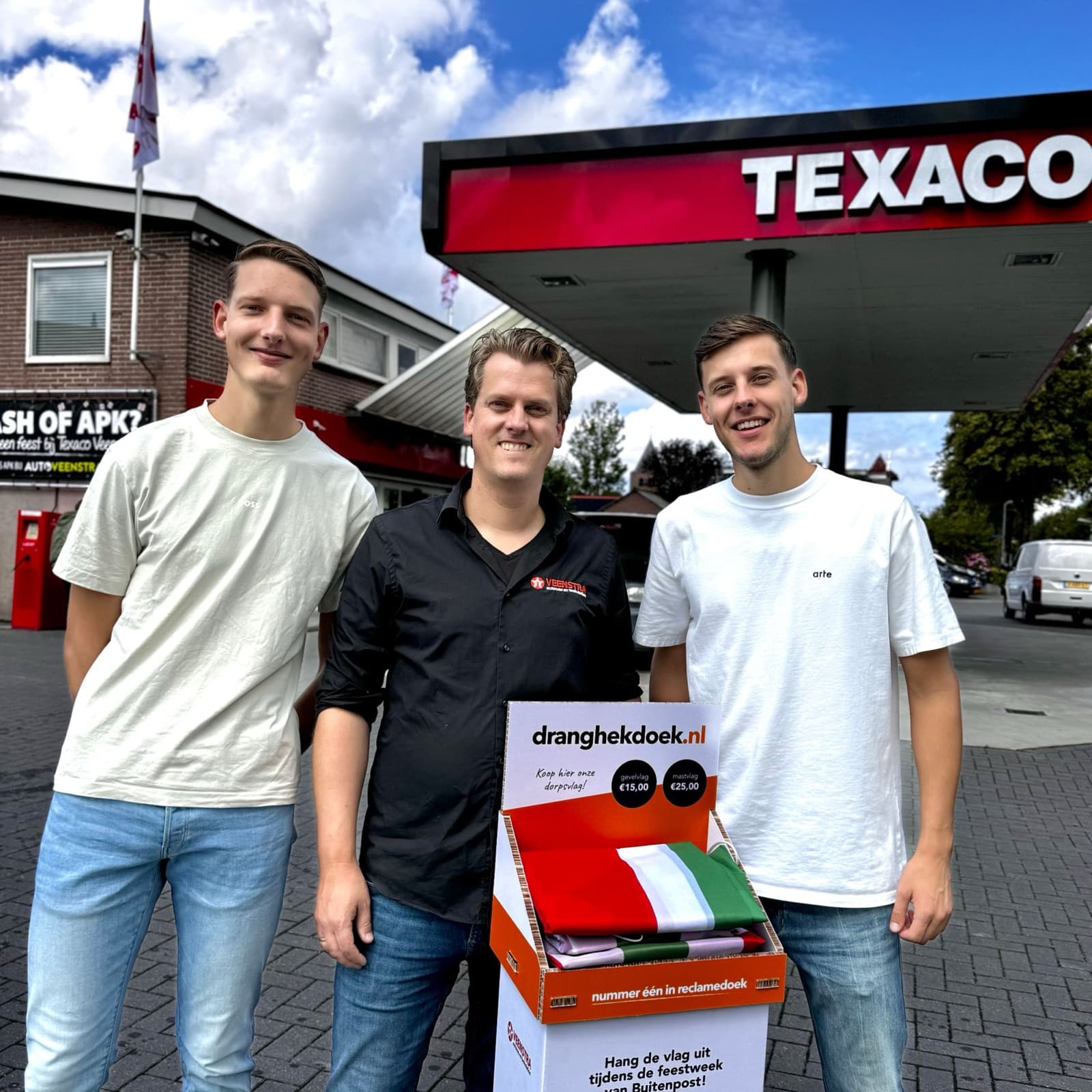 Dranghekdoek.nl en Autowas- en tankstation Veenstra bij het verkooppunt van de Dorpsvlag in Buitenpost