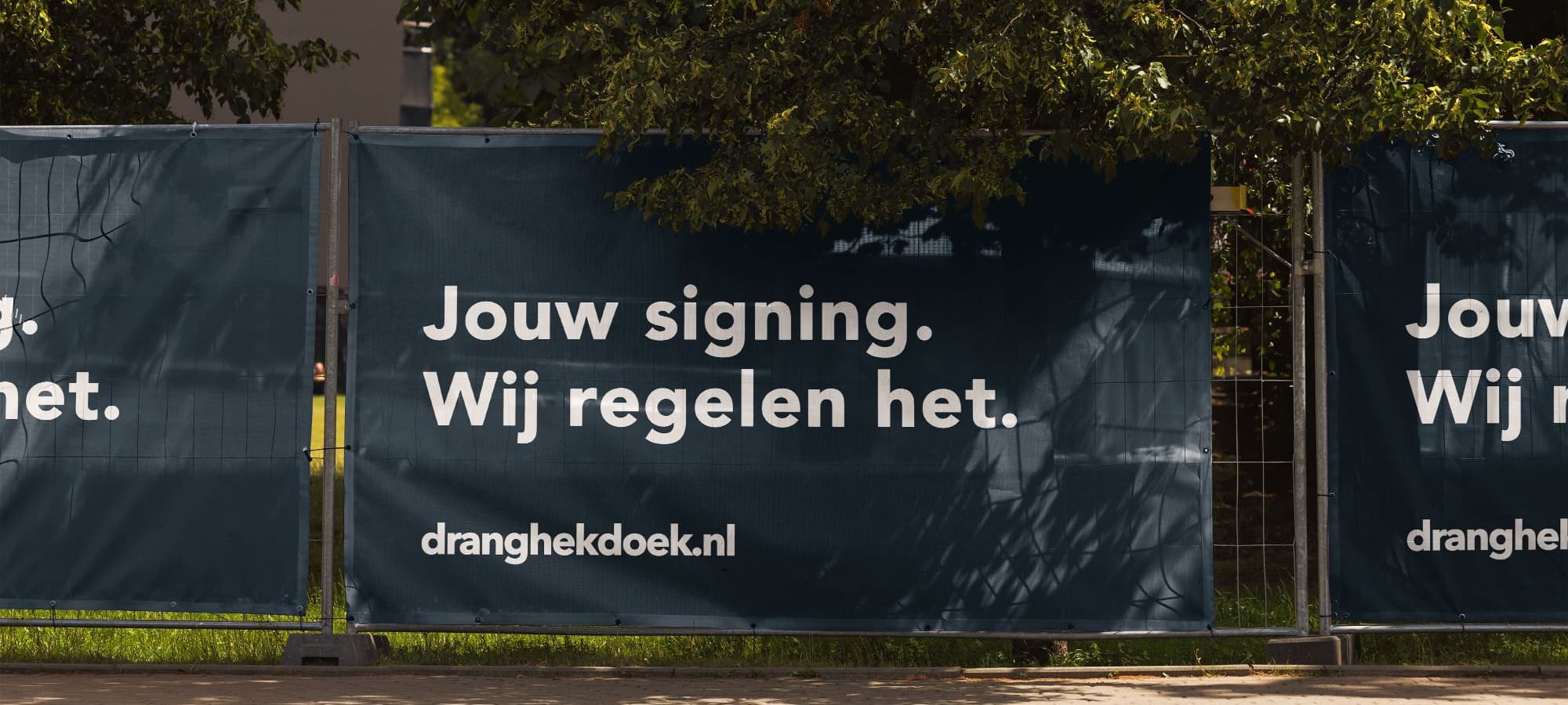 Bouwhekdoeken met de tekst Jouw signing. Wij regelen het.