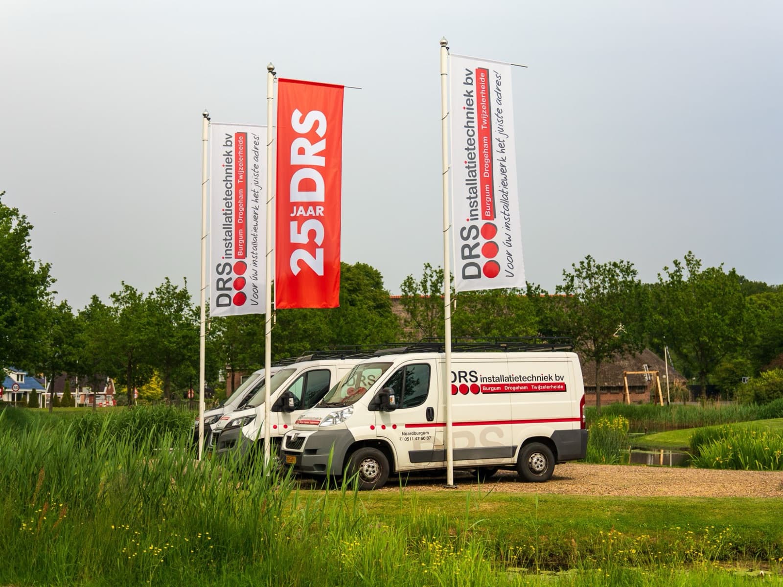 Baniervlaggen voor het 25-jarig jubileum van DRS Installatietechniek bij de bedrijfsbussen