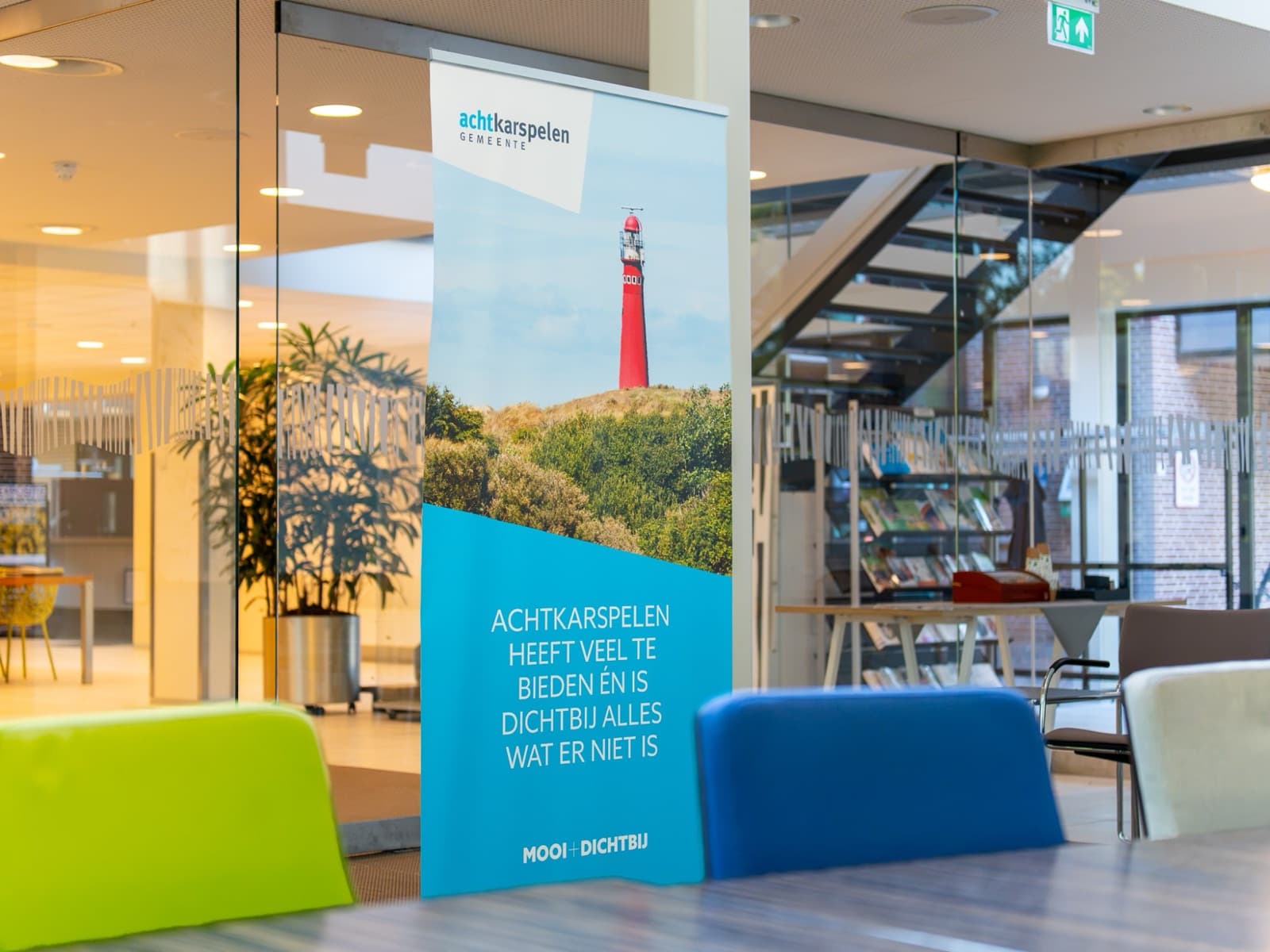 Roll-up banner van gemeente Achtkarspelen tussen glazen wanden