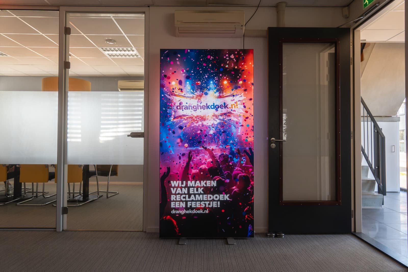 Verlicht LED-frame in een kantoor