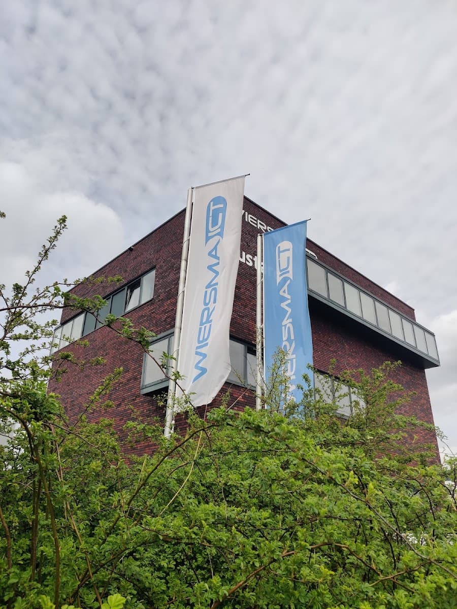 Baniervlaggen van Wiersma-ICT bij hun bedrijfspand