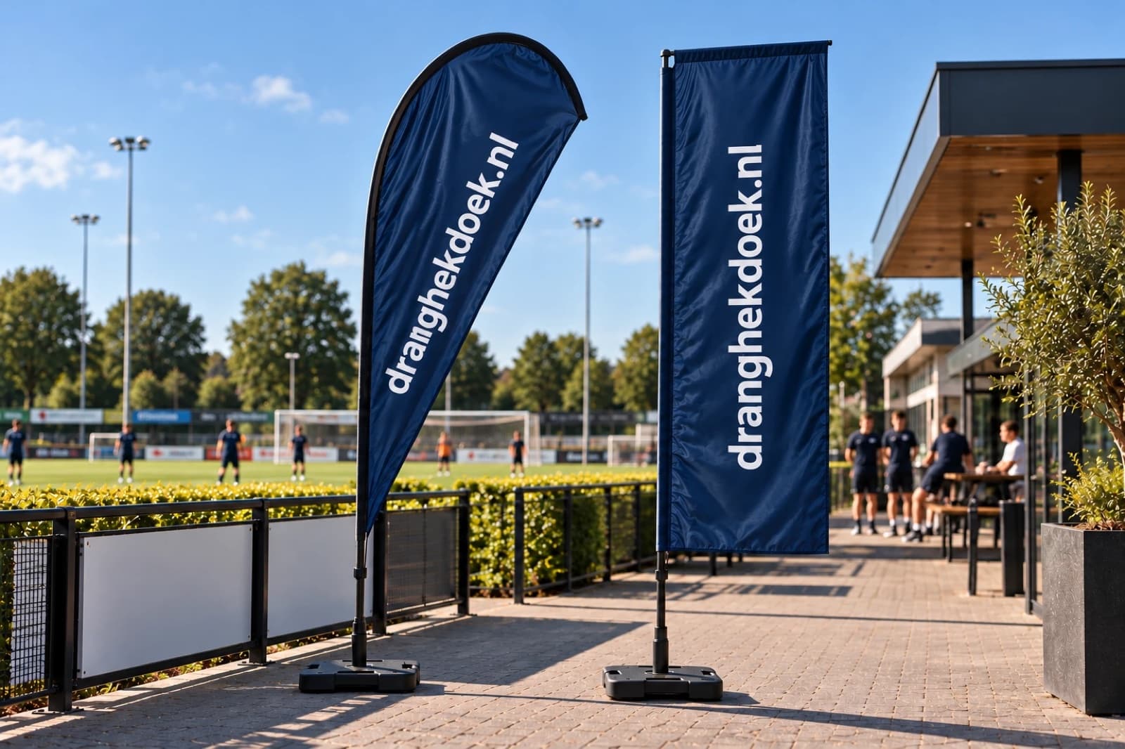 Beachflag drop en beachflag square van Dranghekdoek.nl bij een sportpark