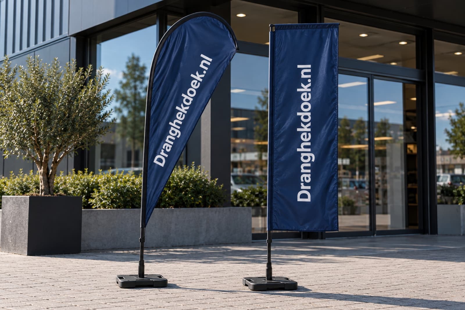 Beachflag drop en beachflag square van Dranghekdoek.nl voor een winkelpand