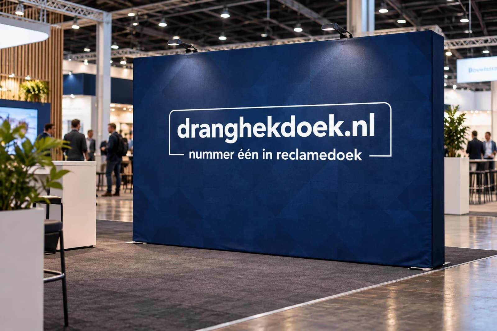 Beurswand van Dranghekdoek.nl met verlichting op een beurs