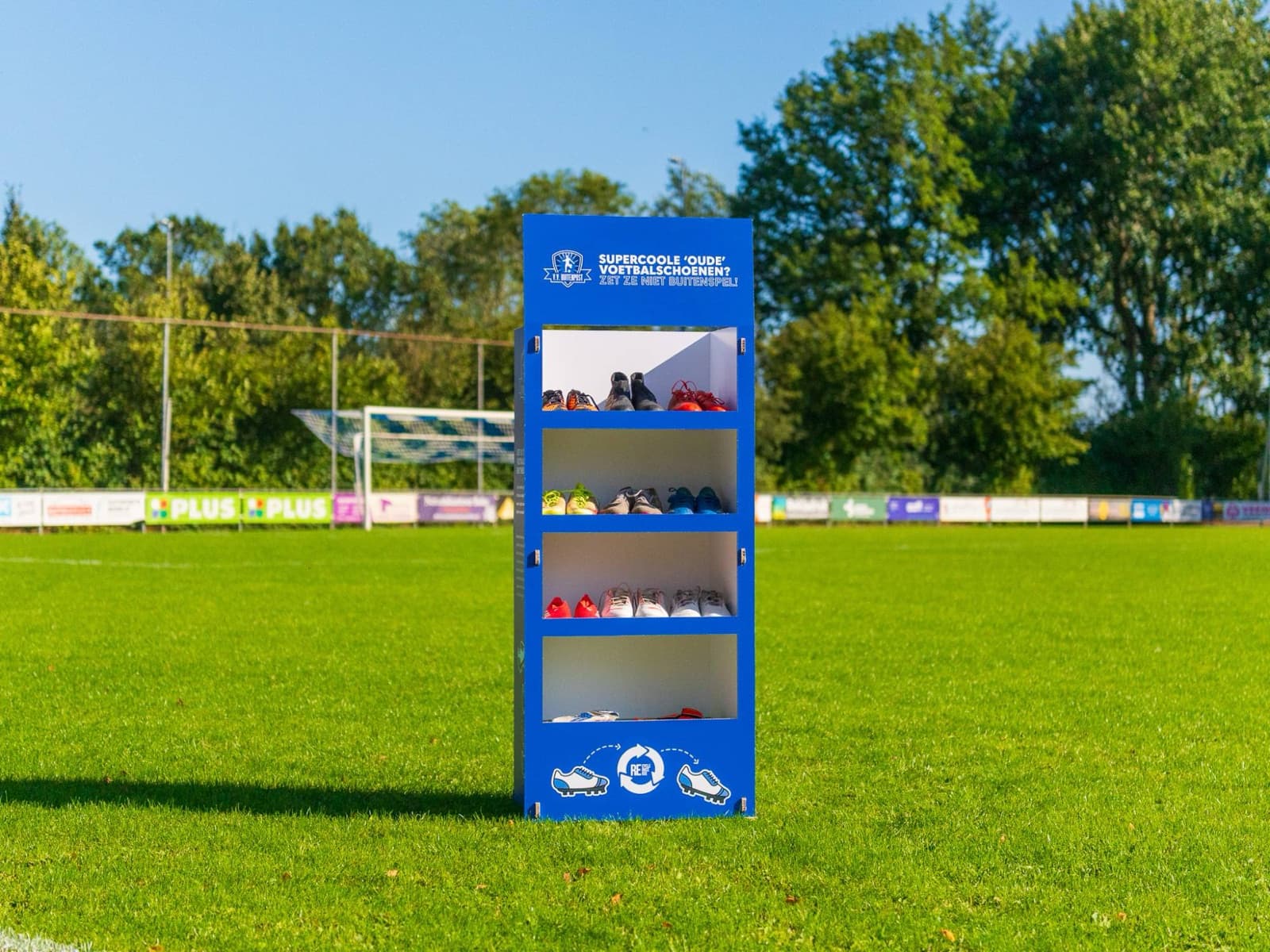 Weggeefkast van VV Buitenpost van voren, met vier planken voetbalschoenen