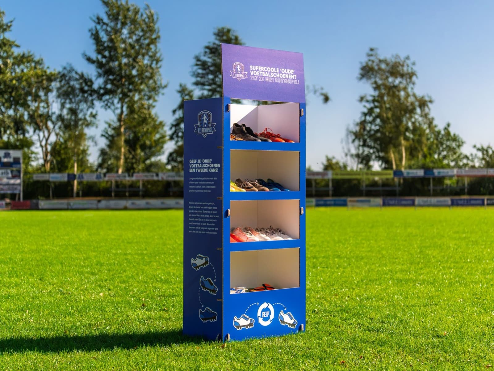 Weggeefkast van VV Buitenpost met voetbalschoenen op het sportveld